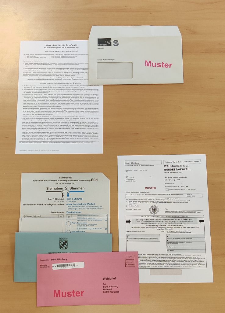 Das Foto zeigt ein Muster der Briefwahlunterlagen für Nürnberg. Dazu gehören ein Merkblatt, der Stimmzettel, ein Wahlschein sowie drei Briefumschläge.