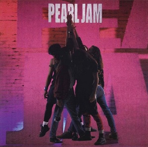 Das Albumcover "Ten" von Pearl Jam ist pink. Im Vordergrund sieht man einige Menschen zusammenstehen, die in der Mitte ihre Hände hochstrecken.