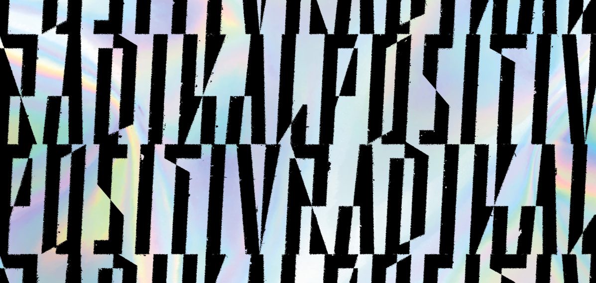 Das Albumcover "Radikal Positiv" von Querbeat besteht aus vielen schwarzen Buchstaben auf verblassten Regenbogenfarben.
