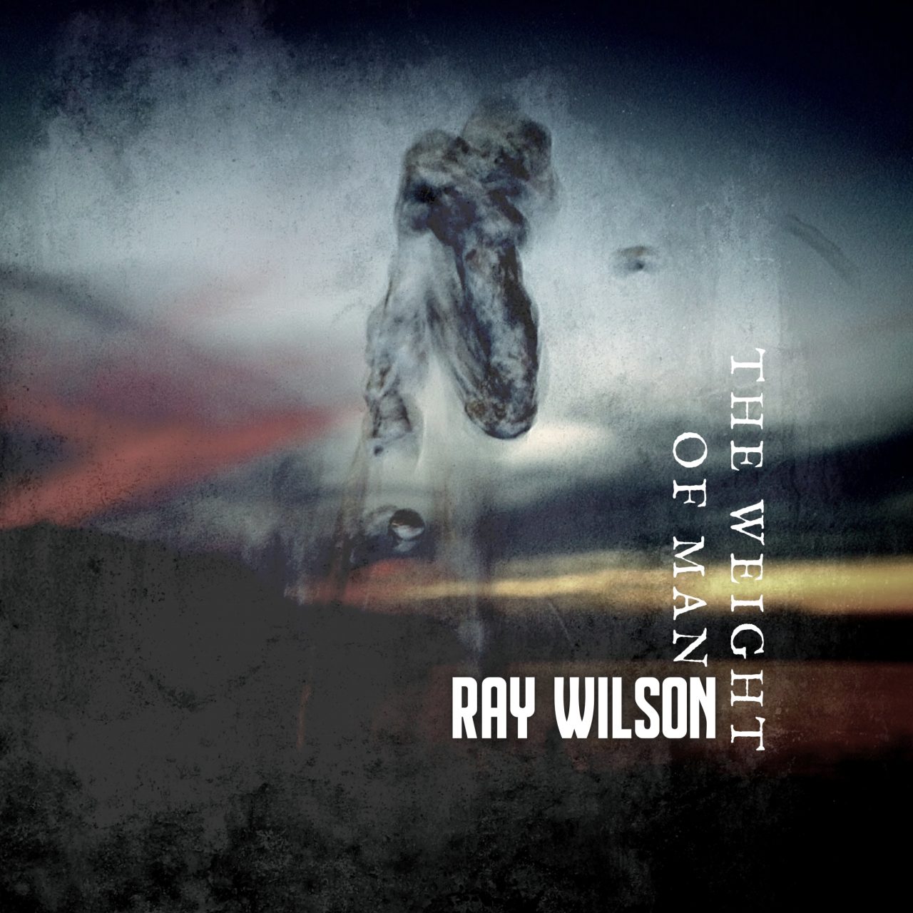 Auf dem Albumcover "The Weight Of Man" von Ray Wilson sieht man im Hintergrund den Himmel während eines Sonnenunter- oder aufgangs - in rot, gelb und blau. Im Vordergrund sieht man Rauch.