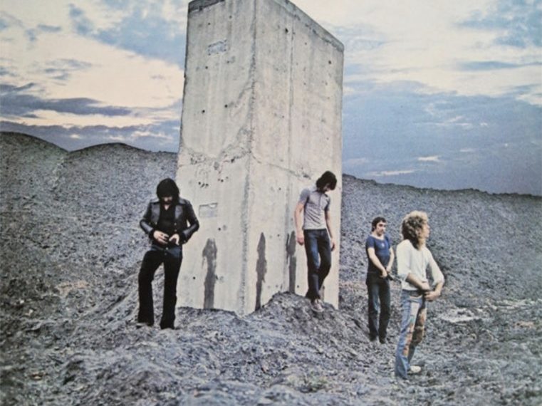 Das Albumcover "Who's Next" von The Who zeigt die Band, die in einer felsigen Landschaft vor einem Betonklotz steht.