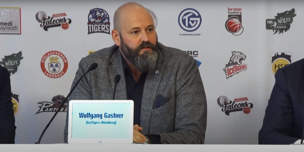 Das Foto zeigt Wolfgang Gastner, Geschäftsführer der Nürnberg Ice Tigers, bei der Pressekonferenz der Interessengemeinschaft Indoor-Teamsport Bayern.