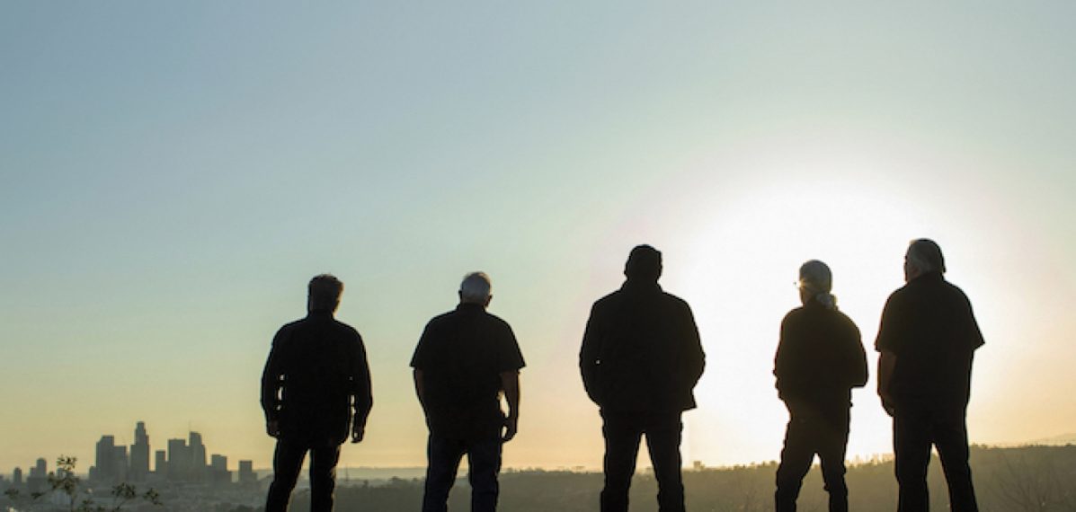 Das Albumcover "Native Sons" von Los Lobos zeigt die Band von hinten, wie sie von einem Hügel auf Los Angeles schaut.