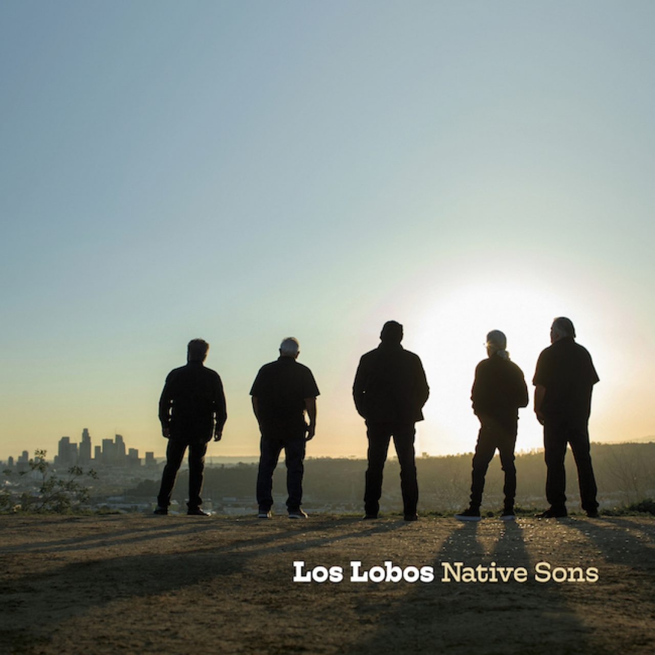 Das Albumcover "Native Sons" von Los Lobos zeigt die Band von hinten, wie sie von einem Hügel auf Los Angeles schaut.