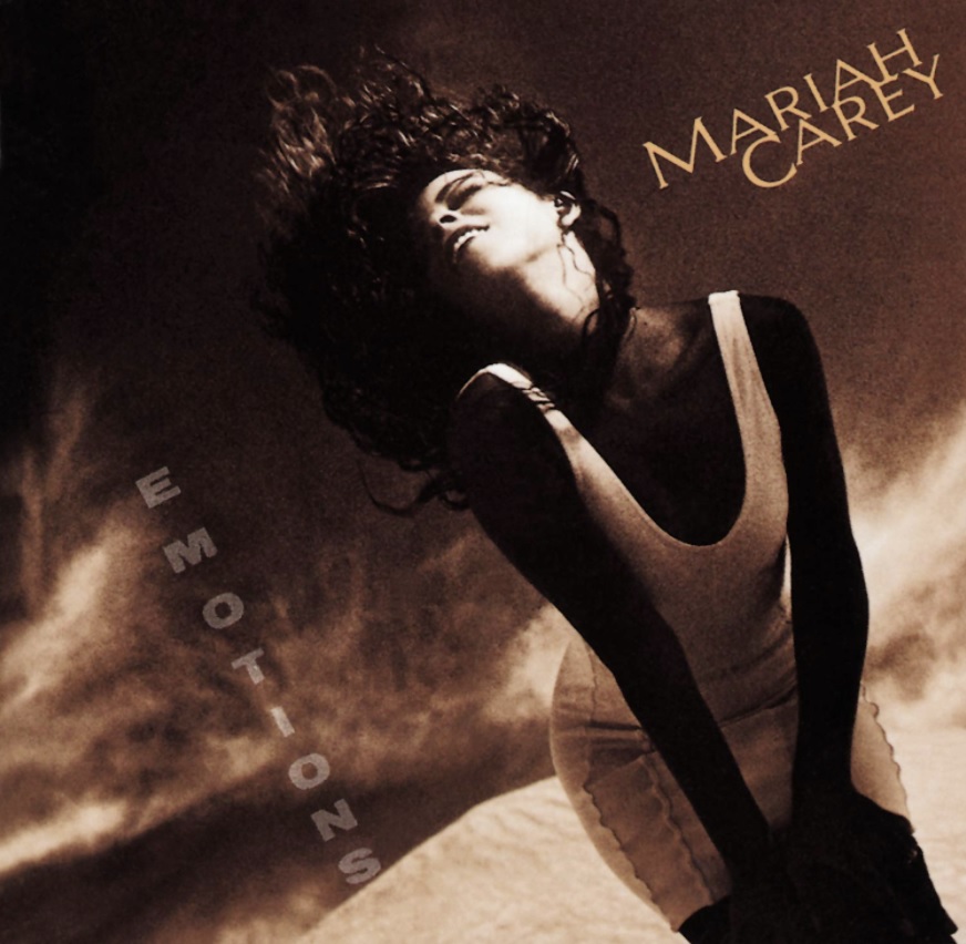 Das Albumcover "Emotions" von Mariah Carey zeigt die Sängerin in einem weißen Kleid. Das Cover ist im Sepiastil gehalten.