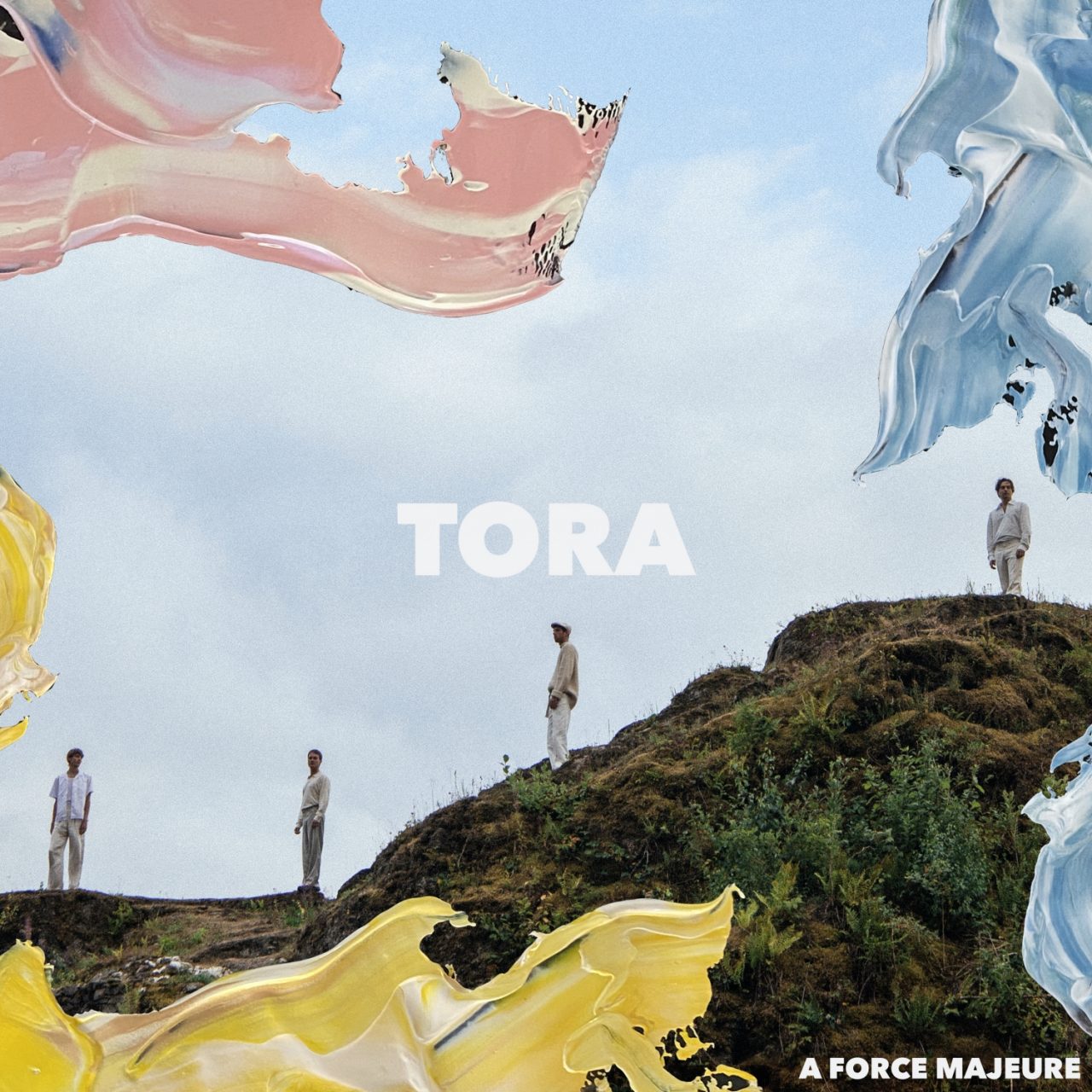 Das Albumcover "A Force Majeure" von Tora zeigt die Bandmitglieder, wie sie auf einem grasbewachsenen Hügel stehen. In den Ecken des Bildes sind verschiedene Pinselstriche mit Farbe zu sehen.