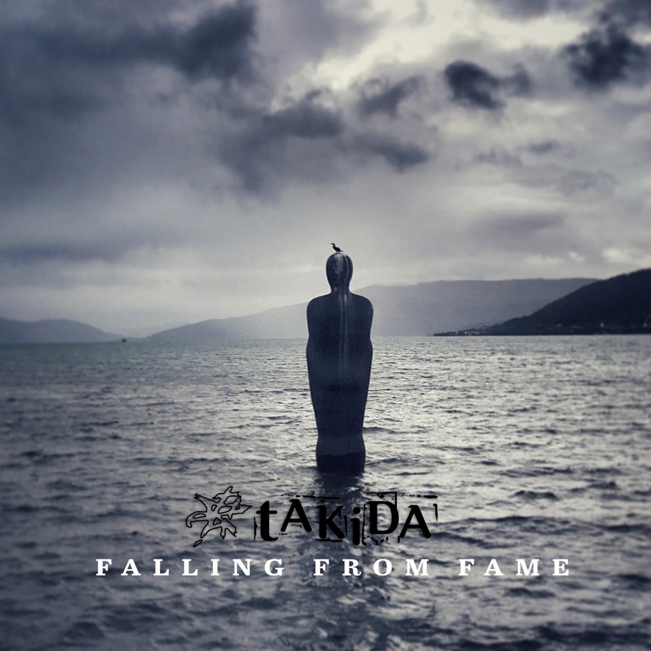 Das Albumcover "Falling From Fame" von tAKiDA zeigt eine Statue im Meer. Auf dem Kopf der Statue sitzt ein Vogel. Im Hintergrund sieht man Berge und graue Wolken am Himmel.