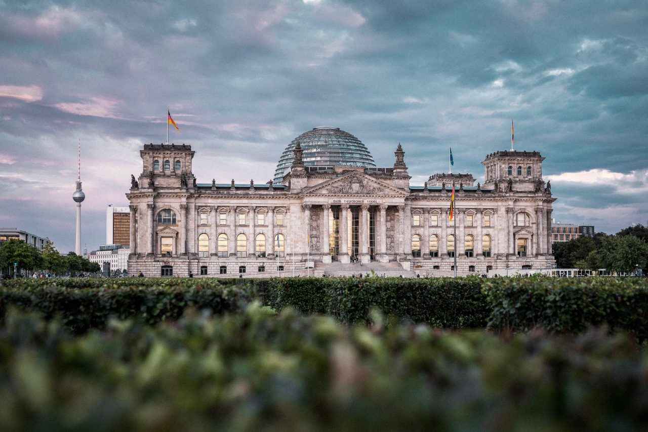 Der Bundestag - fotografiert aus der Ferne bei bewölktem Himmel