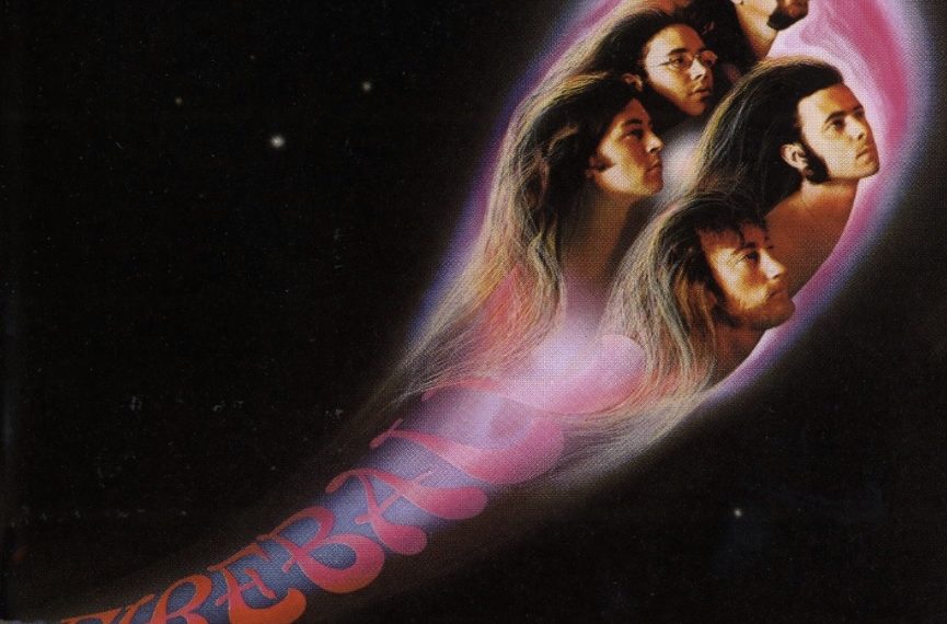 Das Albumcover "Fireball" von Deep Purple ist schwarz. Man sieht Sterne. Im Vordergrund sieht man die Köpfe der Bandmitglieder in einem Kreis, die wie ein Feuerball über den Himmel schießen.