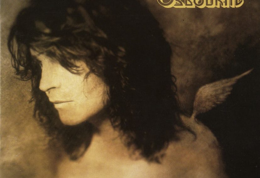 Das Albumcover "No More Tears" von Ozzy Osbourne zeigt den Musiker im Porträt. Sein Blick geht nach rechts, am Rücken ist ein Flügel zu sehen. Das Cover sieht wie gemalt aus und ist in Sepiafarben gehalten.