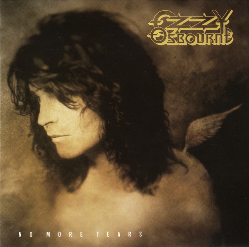 Das Albumcover "No More Tears" von Ozzy Osbourne zeigt den Musiker im Porträt. Sein Blick geht nach rechts, am Rücken ist ein Flügel zu sehen. Das Cover sieht wie gemalt aus und ist in Sepiafarben gehalten.