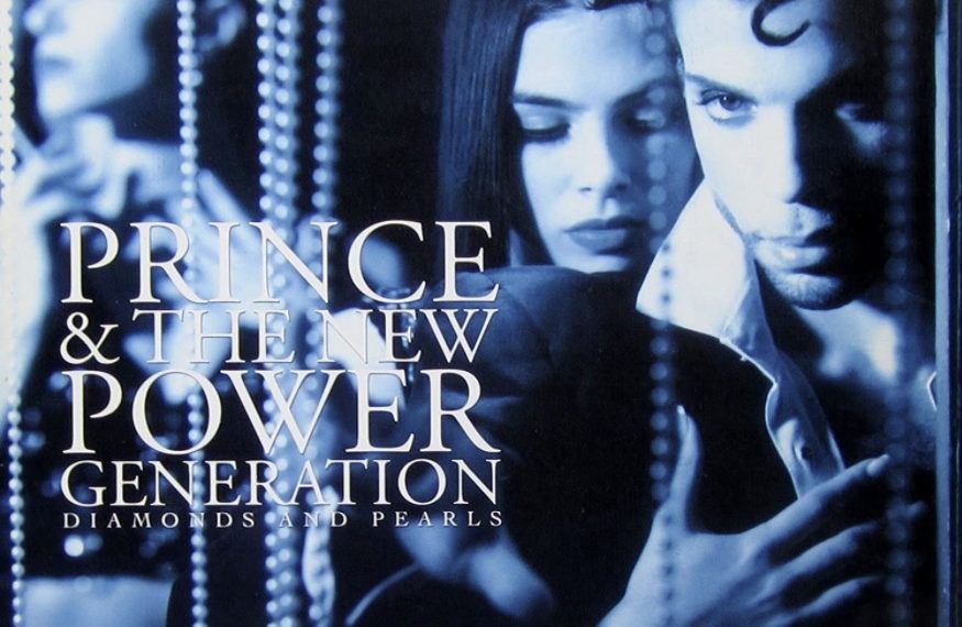 Das Albumcover "Diamonds and Pearls" von Prince & The New Power Generation ist blau-weiß. Im Vordergrund ist Prince zu sehen, hinter dem eine Frau steht.