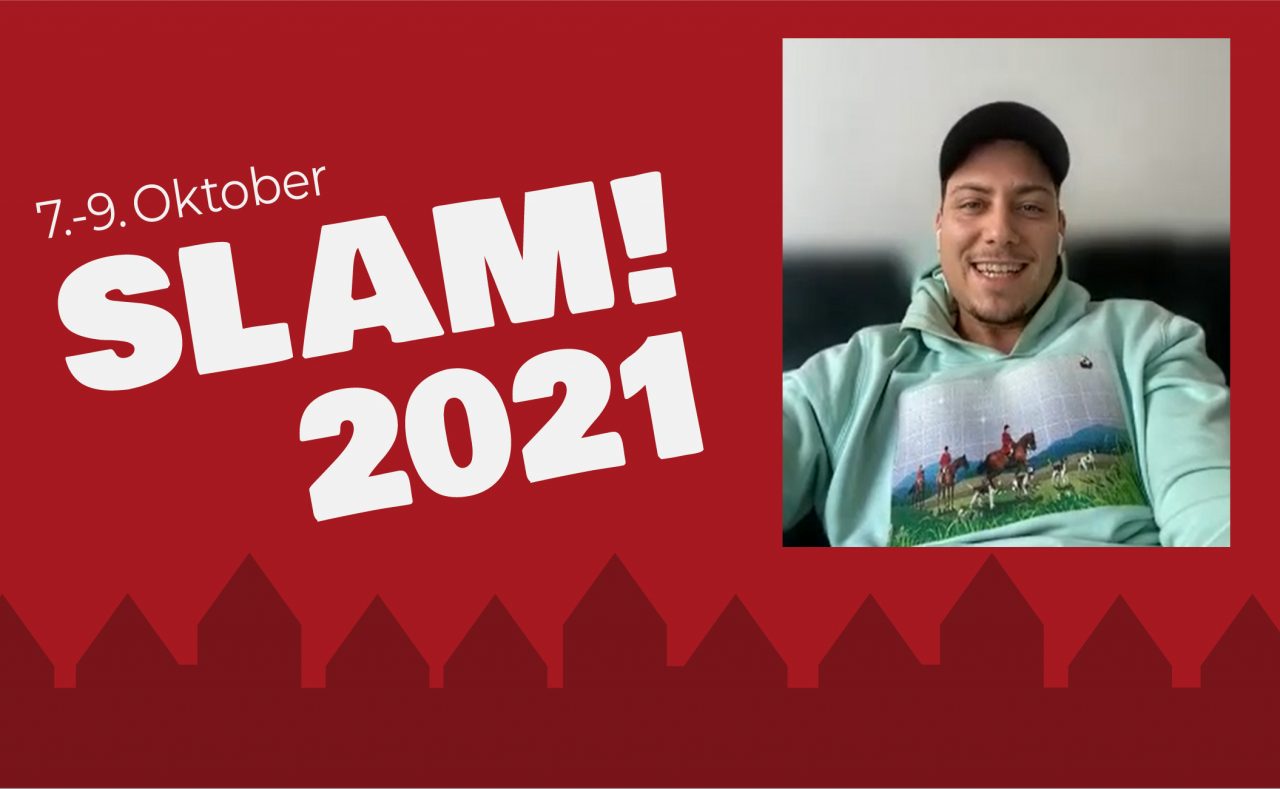 Der Hintergrund des Bildes ist rot. Auf der linken Seite steht "7.-9. Oktober SLAM! 2021". Rechts ist David Friedrich im Porträt zu sehen. Er trägt einen mintfarbenen Pulli und sitzt auf einer Couch.