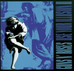Das Albumcover "Use Your Illusions I" von Guns N' Roses zeigt ein in Blautönen gehaltenes Gemälde eines Mannes. Im Vordergrund ist eine schwarz-weiße Figur zu sehen, die in ein Buch schreibt.