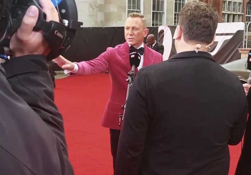 Der Schauspieler Daniel Craig steht auf dem roten Teppich vor der Royal Albert Hall und gibt einem Fernsehsender ein Interview.