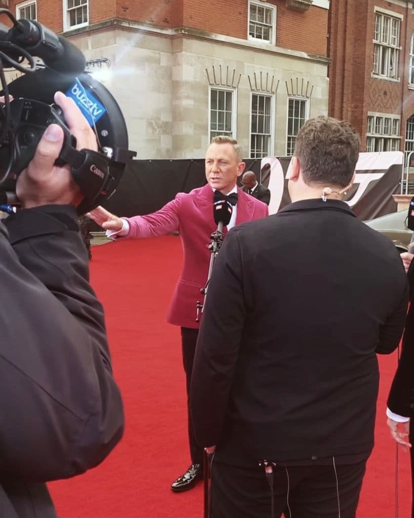 Der Schauspieler Daniel Craig steht auf dem roten Teppich vor der Royal Albert Hall und gibt einem Fernsehsender ein Interview.