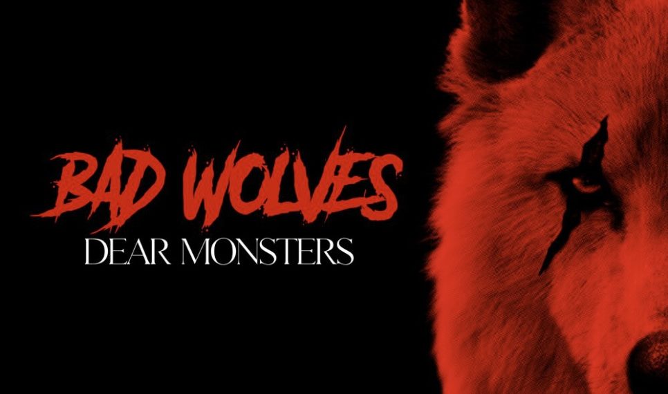 Das Albumcover "Dear Monsters" von Bad Wolves ist schwarz. Auf der rechten Seite ist das Gesicht eines roten Wolfes halb zu sehen. Daneben stehen der Albumtitel und der Bandname.