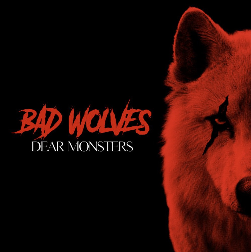 Das Albumcover "Dear Monsters" von Bad Wolves ist schwarz. Auf der rechten Seite ist das Gesicht eines roten Wolfes halb zu sehen. Daneben stehen der Albumtitel und der Bandname.