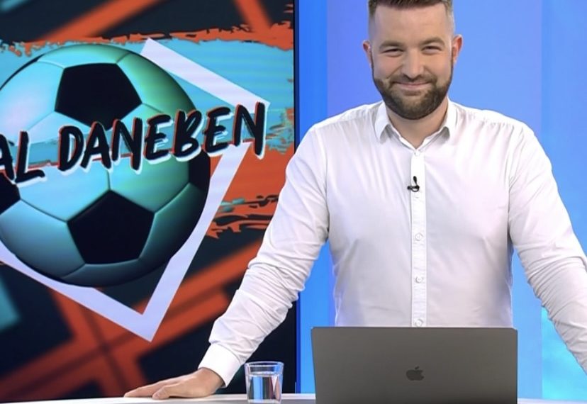 Simon Dallmeier steht im BILD-Studio und moderiert die Sendung "Viral daneben".