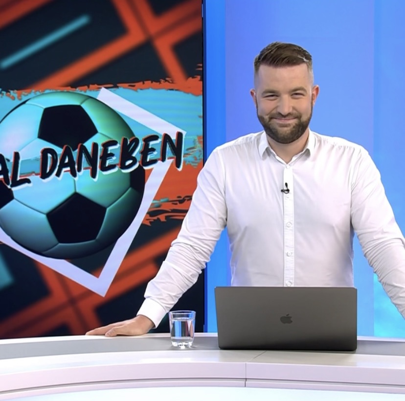 Simon Dallmeier steht im BILD-Studio und moderiert die Sendung "Viral daneben".