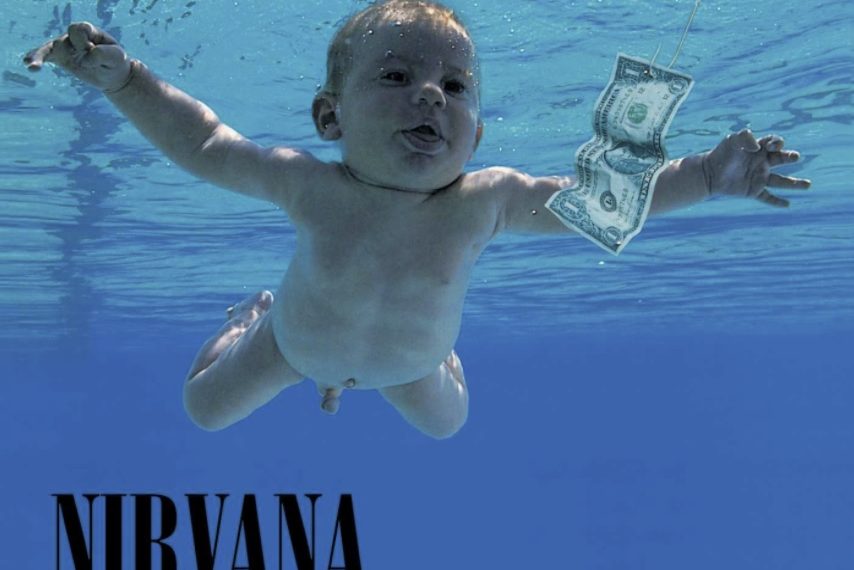 Das Albumcover "Nevermind" von Nirvana zeigt eine Unterwasseraufnahme eines tauchenden, nackten Babys. Vor dem Baby schwimmt eine Angel mit einem Dollarschein.