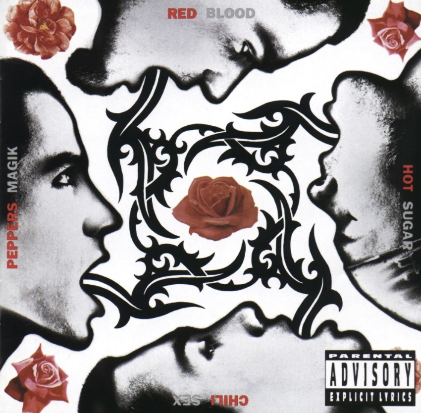 Das Albumcover "Blood Sugar Sex Magik" von den Red Hot Chili Peppers zeigt in der Mitte und in den Ecken Rosen. An den vier Seiten befinden sich die Gesichter der Band im Profil. Um die Rose in der Mitte ranken sich Ornamente in schwarz.