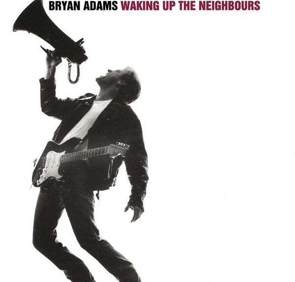 Das Albumcover "Waking Up The Neighbours" von Bryan Adams zeigt den kanadischen Sänger, der eine Gitarre umgehängt hat und in ein Megafon schreit, vor einem weißen Hintergrund. Bryan Adams ist schwarz-weiß dargestellt.