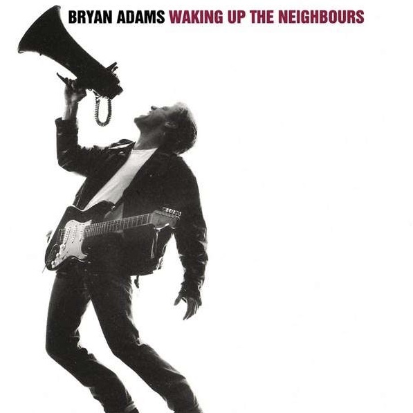 Das Albumcover "Waking Up The Neighbours" von Bryan Adams zeigt den kanadischen Sänger, der eine Gitarre umgehängt hat und in ein Megafon schreit, vor einem weißen Hintergrund. Bryan Adams ist schwarz-weiß dargestellt.