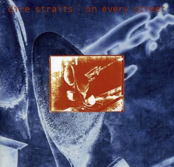 Das Albumcover "On Every Street" von den Dire Straits besteht aus blauen und weißen Formen. In der Mitte ist ein Viereck mit weißen und orangefarbenen Formen.