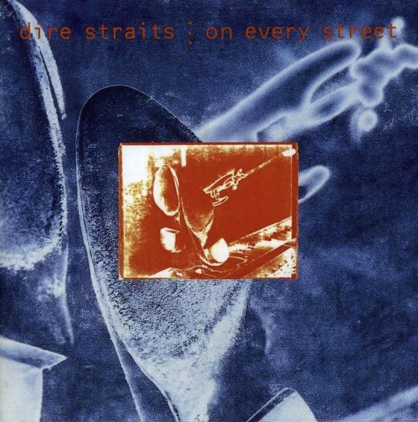 Das Albumcover "On Every Street" von den Dire Straits besteht aus blauen und weißen Formen. In der Mitte ist ein Viereck mit weißen und orangefarbenen Formen.