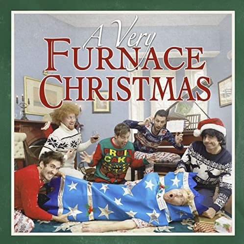 Das Albumcover "A Very Furnace Christmas" zeigt die Bandmitglieder von Furnace And The Fundamentals in Ugly Christmas Pullis und Weihnachtspyjamas.