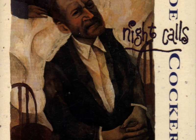 Das Albumcover "Night Calls" von Joe Cocker zeigt ein Gemälde des Musikers, wie er auf einem Stuhl sitzt und in die Ferne schaut.