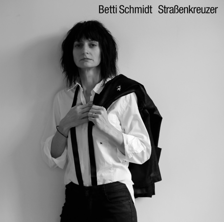 Das Albumcover "20" vom Straßenkreuzer ist schwarz-weiß und zeigt eine Frau, die wie Patti Smith gestylt ist.