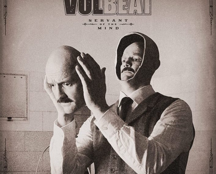 Das Albumcover "Servant Of The Mind" von Volbeat ist schwarz-weiß und zeigt einen schick gekleideten Mann, der sich seinen Kopf als Tonabdruck übergestülpt hat. Er hält das Gesicht in der Hand und guckt aus dem Tonabdruck heraus.