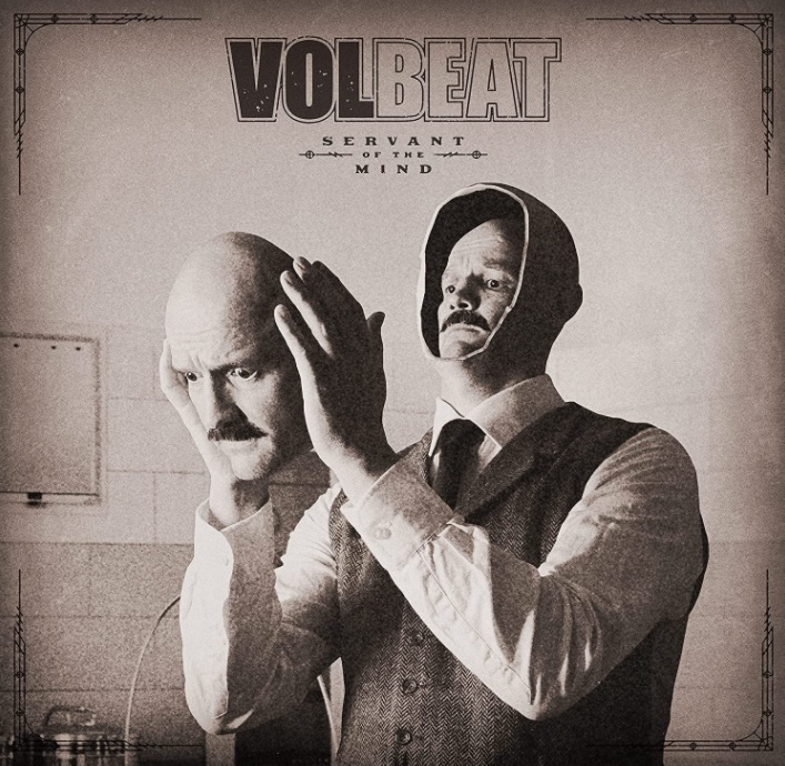 Das Albumcover "Servant Of The Mind" von Volbeat ist schwarz-weiß und zeigt einen schick gekleideten Mann, der sich seinen Kopf als Tonabdruck übergestülpt hat. Er hält das Gesicht in der Hand und guckt aus dem Tonabdruck heraus.