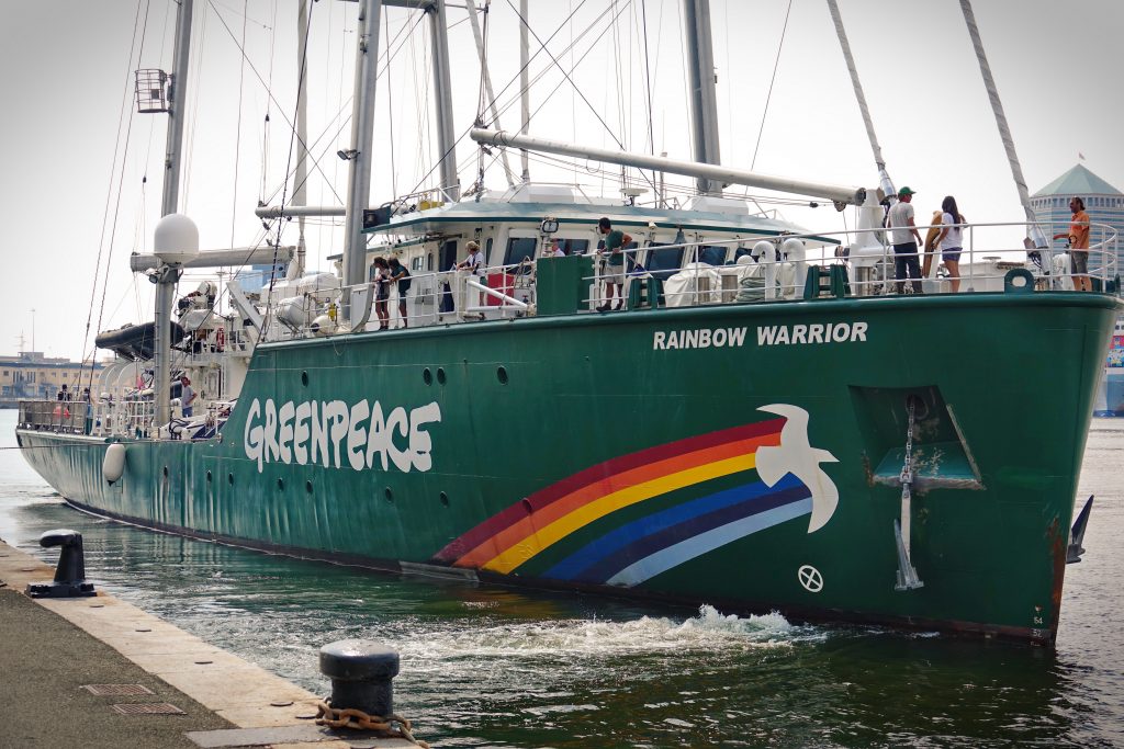 Das Schiff "Rainbow Warrior" von Greenpeace liegt im Hafen vom Genua in Italien.