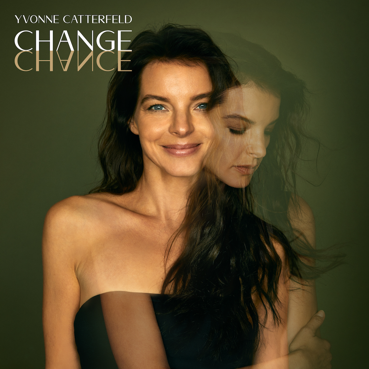 Das Albumcover "Change" von Yvonne Catterfeld zeigt die Sängerin lächelnd und in einem schulterfreien, schwarzen Oberteil vor einer grünen Wand. Darüber ist ein leicht durchscheinendes Bild von Catterfeld, wie sie die Arme verschränkt hat und nach unten blickt.