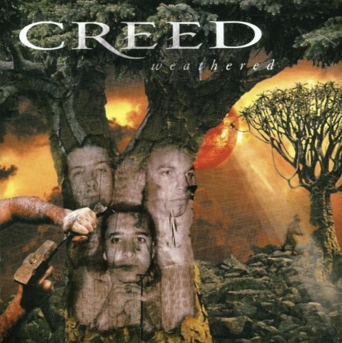 Das Albumcover "Weathered" von Creed zeigt zwei Bäume vor einem gelben Hintergrund mit einer orangenen Sonne. Der Stamm des Baums im Vordergrund besteht aus drei Gesichtern. Zwei Arme bearbeiten mit Hammer und Meisel den Stamm.