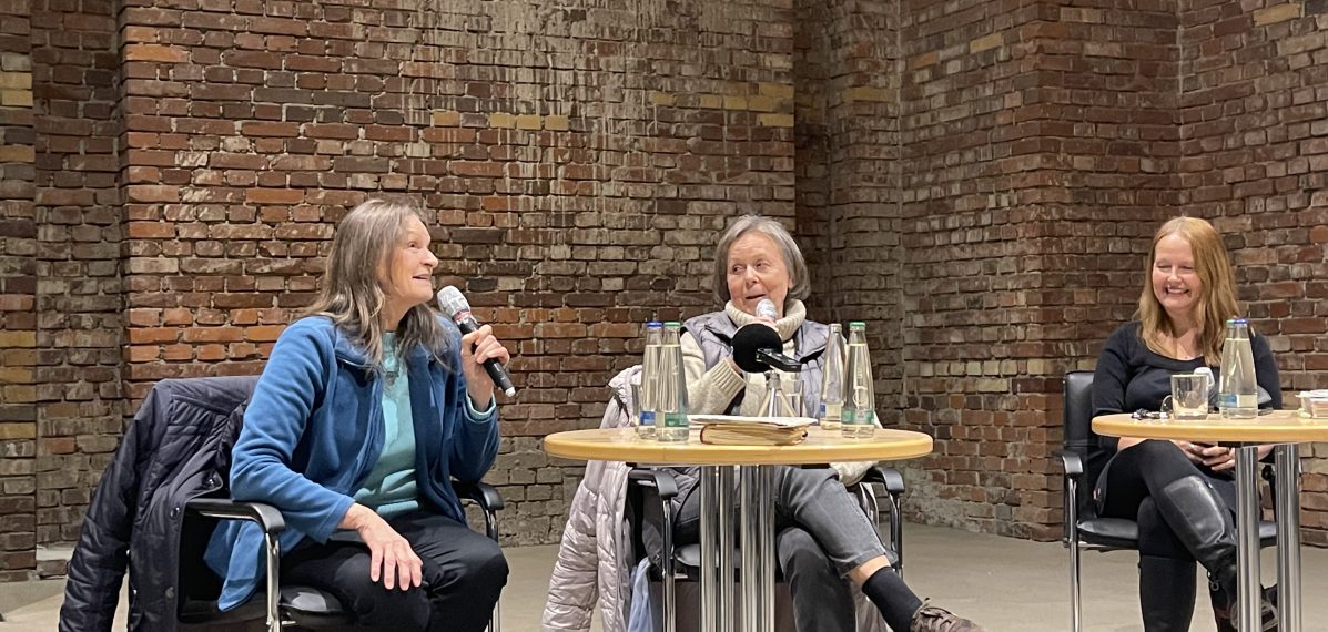 Monika Riedel, Olga Nikol und Dr. Astrid Betz sitzen an zwei Tischen und sprechen über das Valka-Lager.