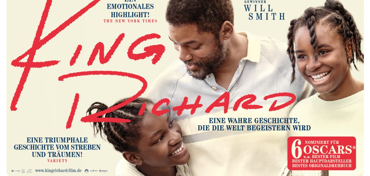 Das Filmplakat von "King Richard" zeigt Will Smith in seiner Rolle als Richard Williams lachend mit den Schauspielerinnen, die Venus und Serena Williams verkörpern.