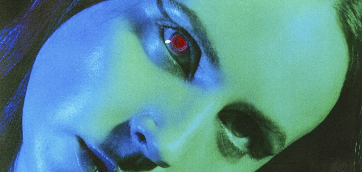 Das Albumcover "Motordrome" von MØ zeigt die dänische Sängerin in Grün- und Blautönen. Ihr rechtes Auge hat eine rote Pupille.