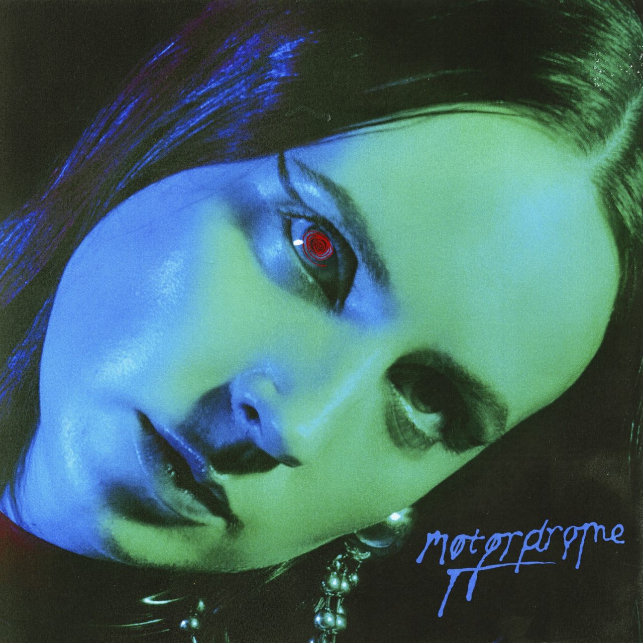 Das Albumcover "Motordrome" von MØ zeigt die dänische Sängerin in Grün- und Blautönen. Ihr rechtes Auge hat eine rote Pupille.