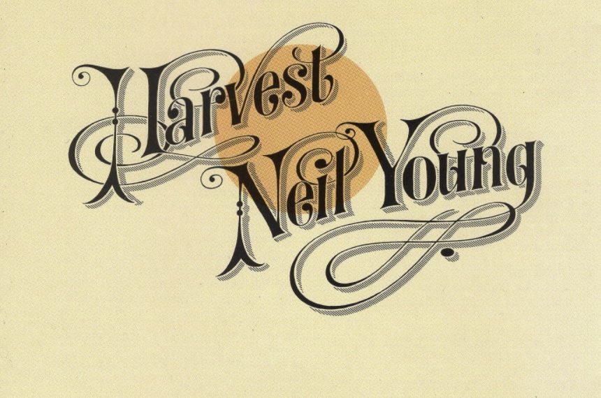 Das Albumcover "Harvest" von Neil Young ist gelb. In der Mitte ist eine orangene Sonne zu sehen. Darüber stehen Albumtitel und Interpret.