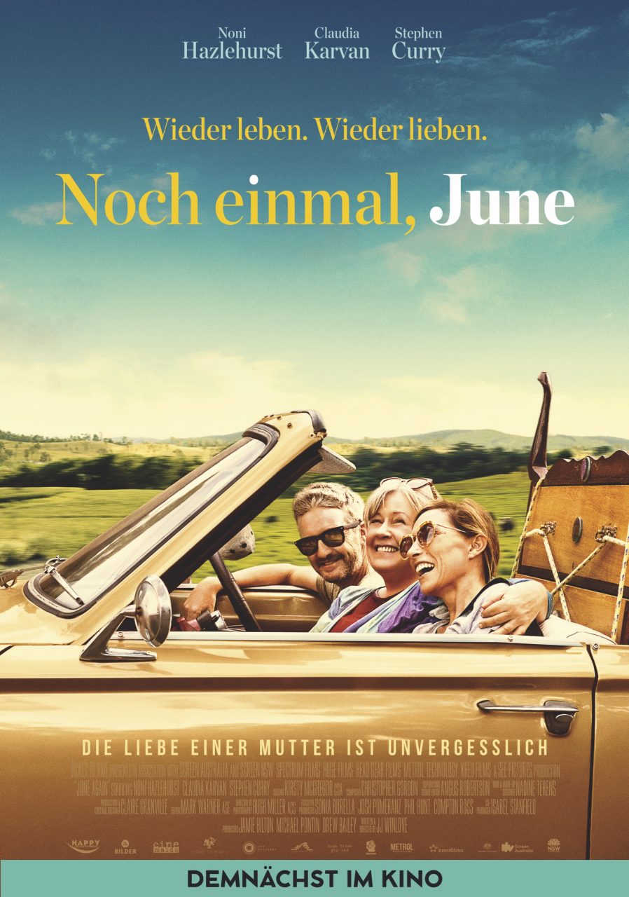 Das Filmplakat "Noch einmal, June" zeigt June Wilton mit ihrem Kindern in einem Oldtimer sitzend. Im Hintergrund sind grüne Hügel und blauer Himmel zu sehen.
