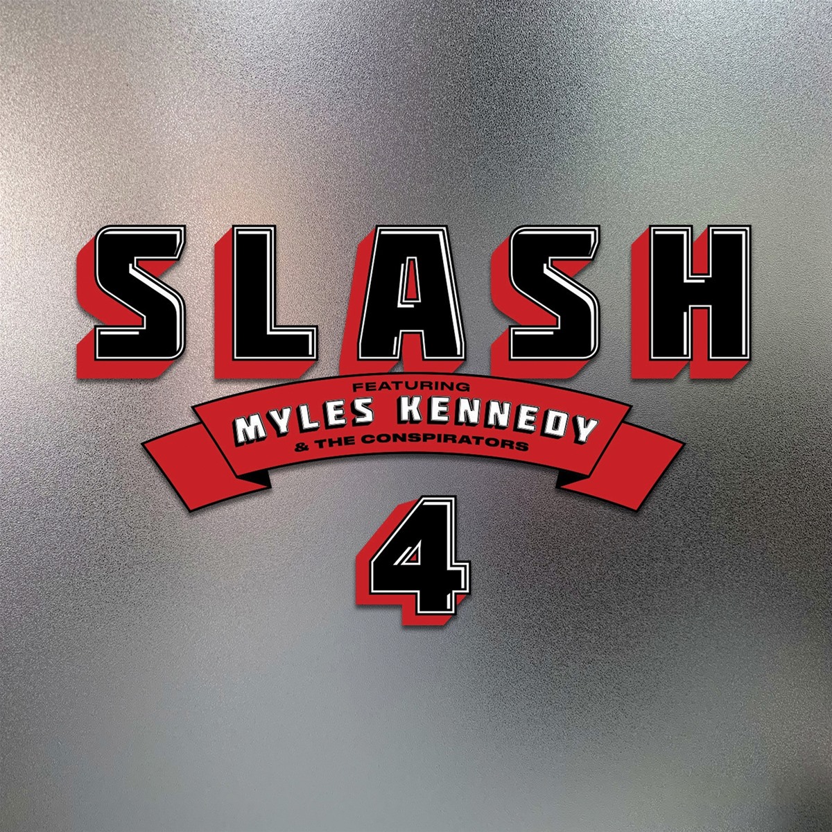 Das Albumcover "4" von Slash featuring Myles Kennedy & The Conspirators ist grau und körnig. In der Mitte stehen die Album- und Interpretnamen.
