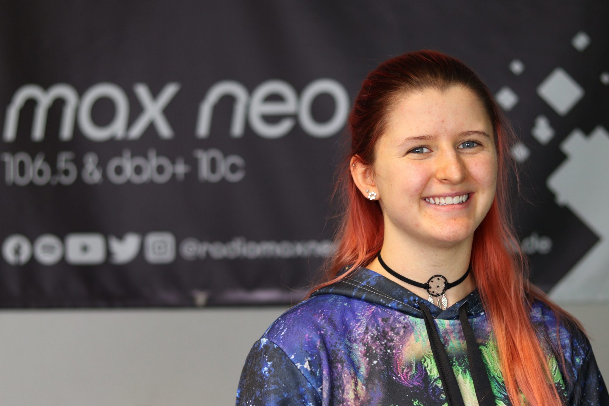 Das Foto zeigt max neo Praktikantin Tina Schabenstiel im Porträt vor dem max neo Banner.