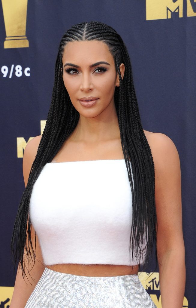 Das Foto zeigt Kim Kardashian bei den MTV Movie and TV Awards 2018. Sie trägt