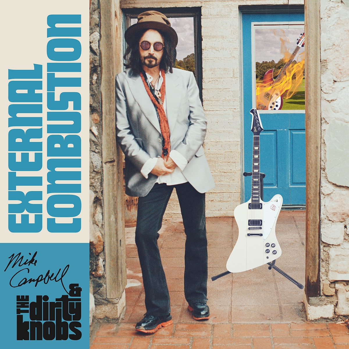 Das Albumcover "External Combustion" von Mike Campbell & The Dirty Knobs zeigt Mike Campbell, wie er in einem Türrahmen lehnt. Hinter ihm steht eine Gitarre.