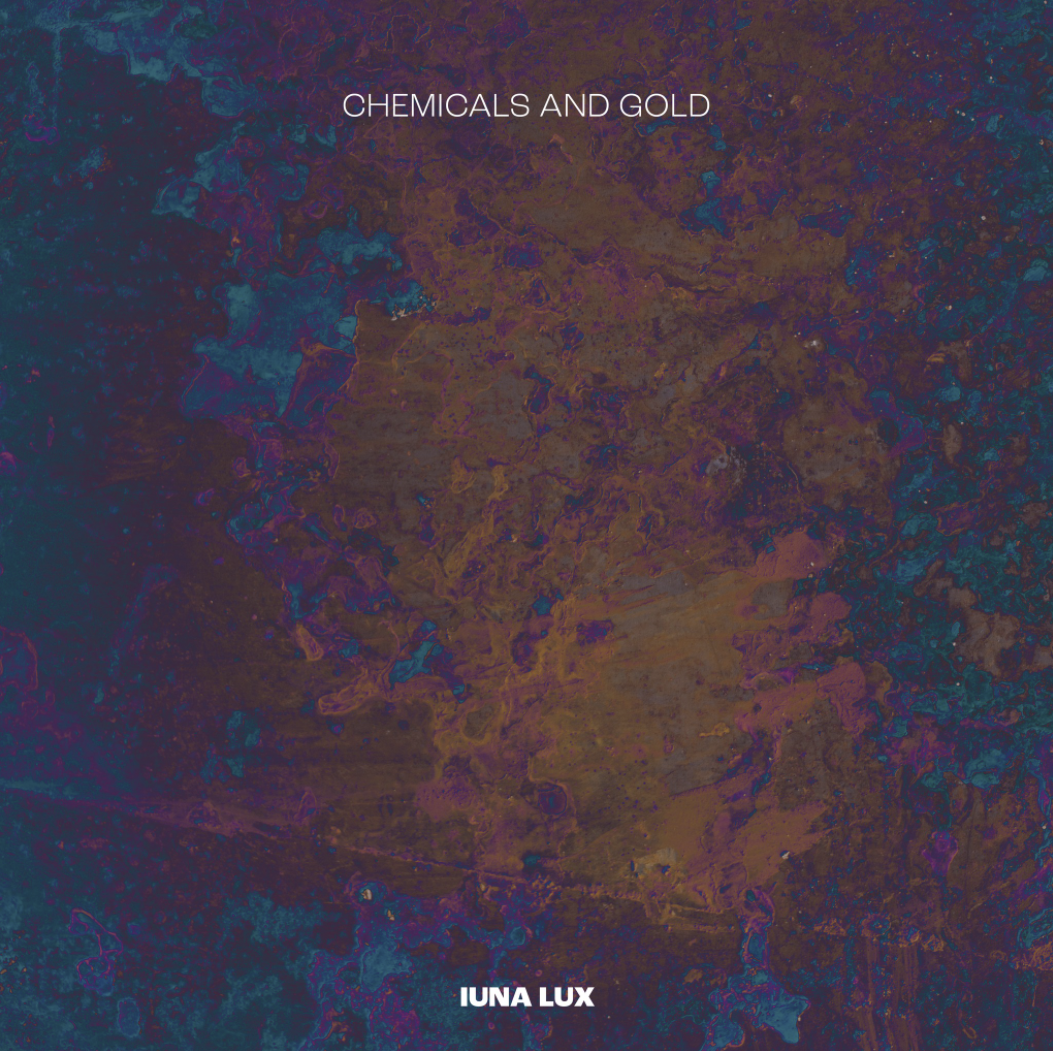 Das Albumcover "Chemicals And Gold" von Iuna Lux zeigt ein Gemälde in den Farben blau, violett, gelb und braun.