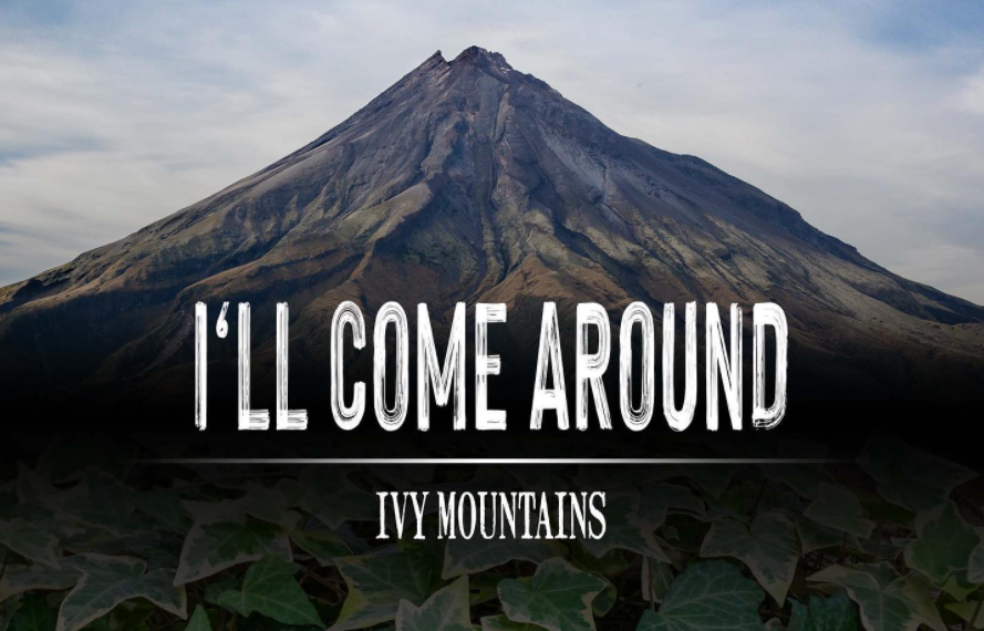 Das Cover der Single "I'll Come Around" von Ivy Mountains zeigt einen Berg. Im Vordergrund sind Efeublätter zu sehen.